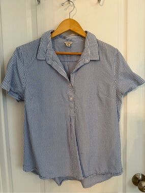 Women’s LL Bean Seersucker Light Blue and White Striped Short-Sleeve Shirt